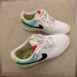 WOMEN'S NIKE COURT VISION LOW SNEAKERS